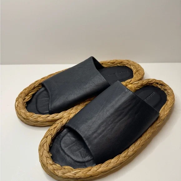 Paloma Barcelo Women’s Kaie Navy Napa Leather Slides. Size 37 EU/ 6.5 US - Picture 2 of 8